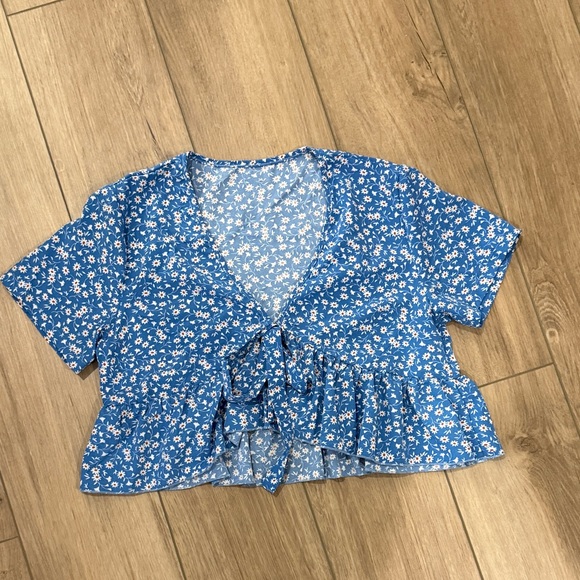 Sweatyrocks Tops - NWOT Blue Floral Crop Top